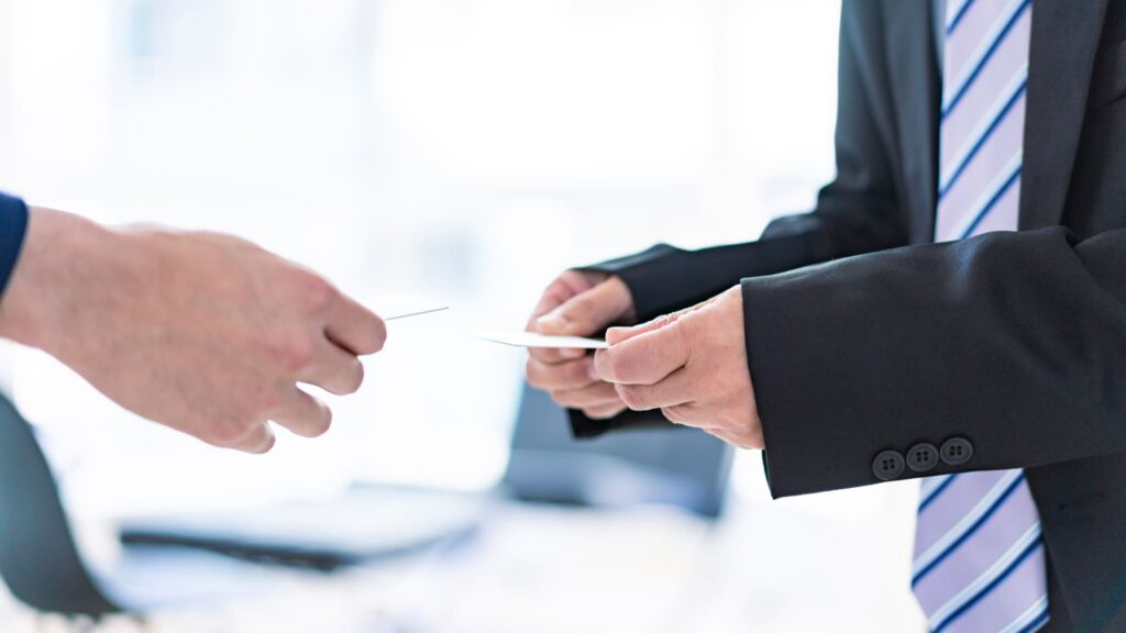 取引先と名刺交換