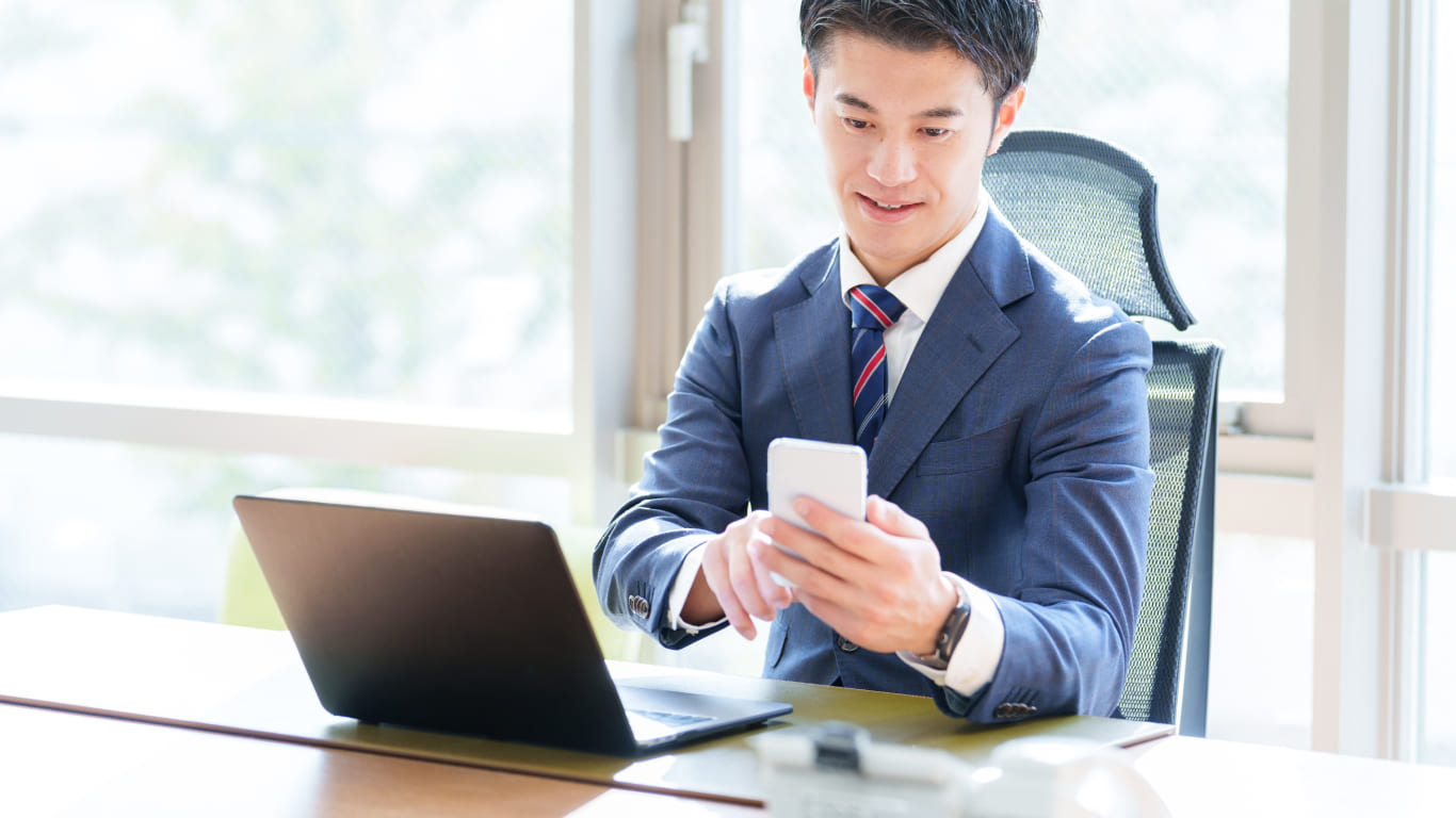 スマートフォンへ月次決算速報が配信されます