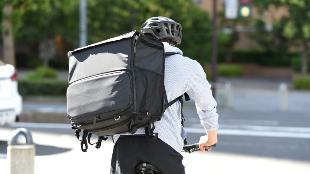 副業で配達をする様子
